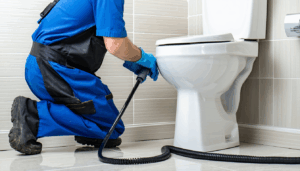 Les toilettes bouchées représentent un souci domestique fréquent et souvent source de désagréments majeurs. Entre les refoulements d’eau, les odeurs persistantes et le blocage total qui paralyse l’usage quotidien, ce problème réclame une intervention rapide et adaptée. Plusieurs techniques, allant […]